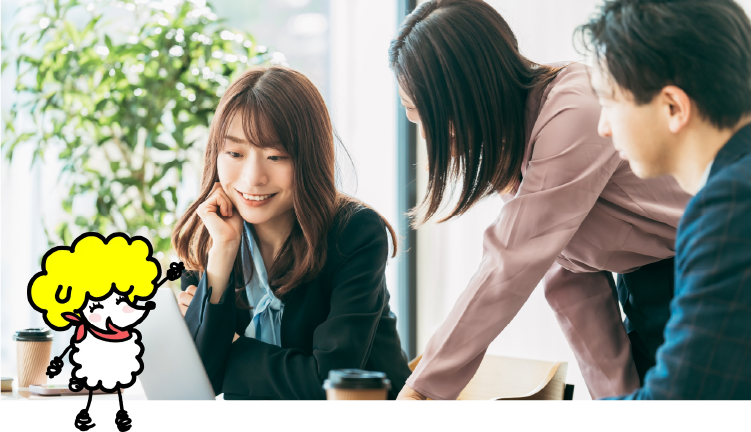 サポートスタッフと一緒に笑顔で相談するスタッフの様子